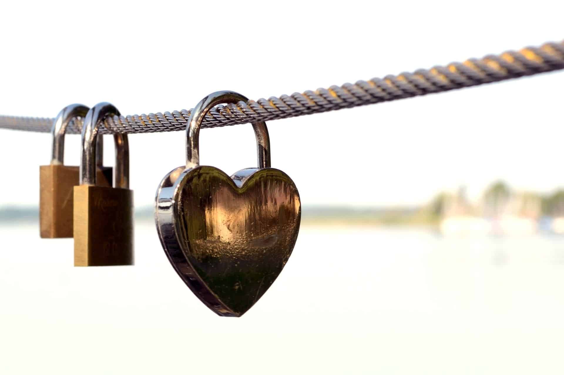 heart locks on chain pexels-photo-256738